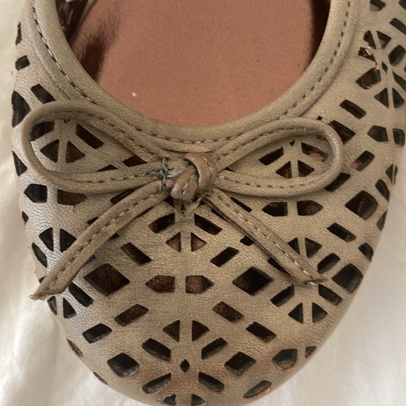 KENNETH COLE REACTION NEVER WORN FLATS - Picture 5 of 5